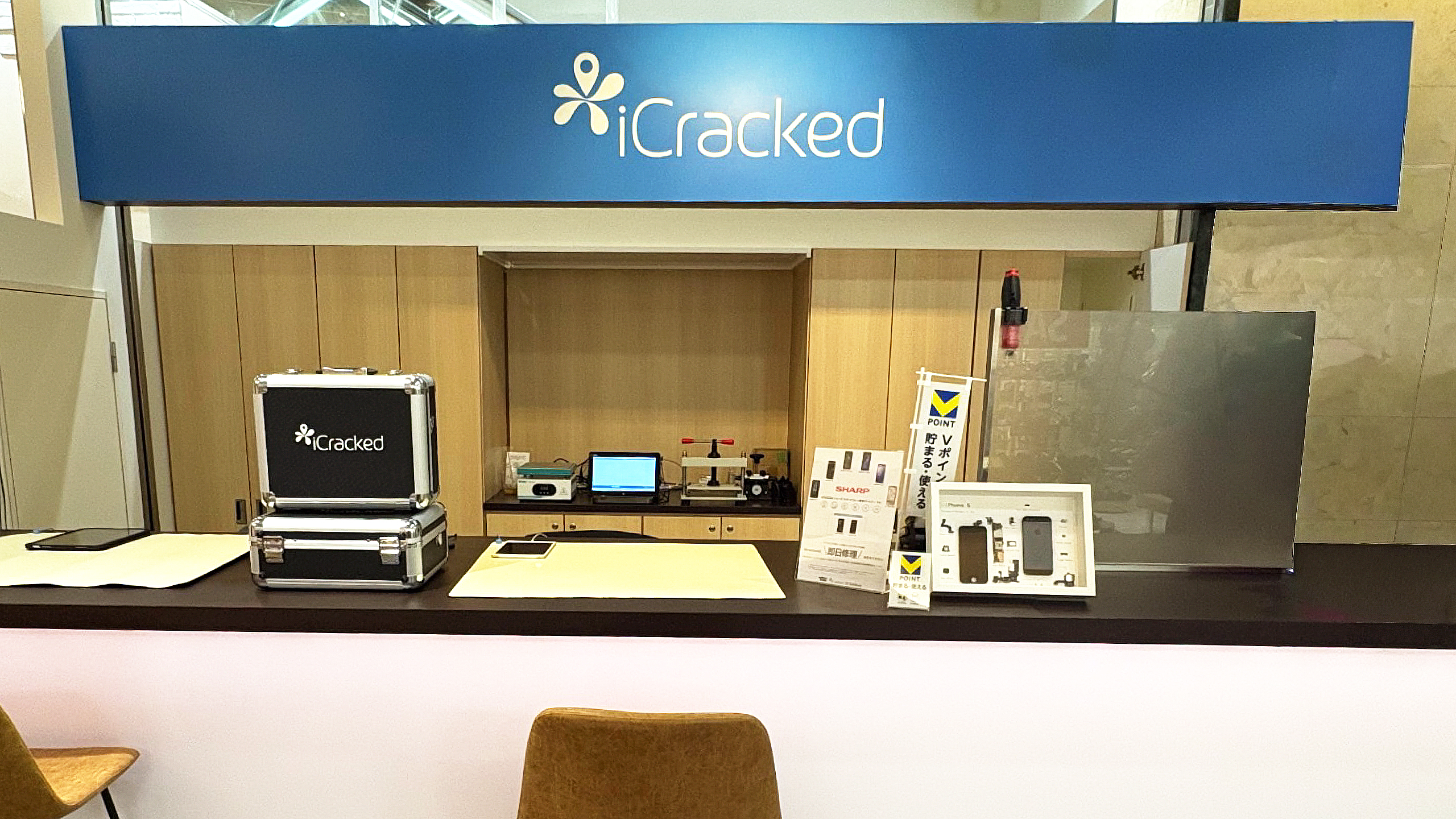 iCracked Store 宮交シティの店舗画像